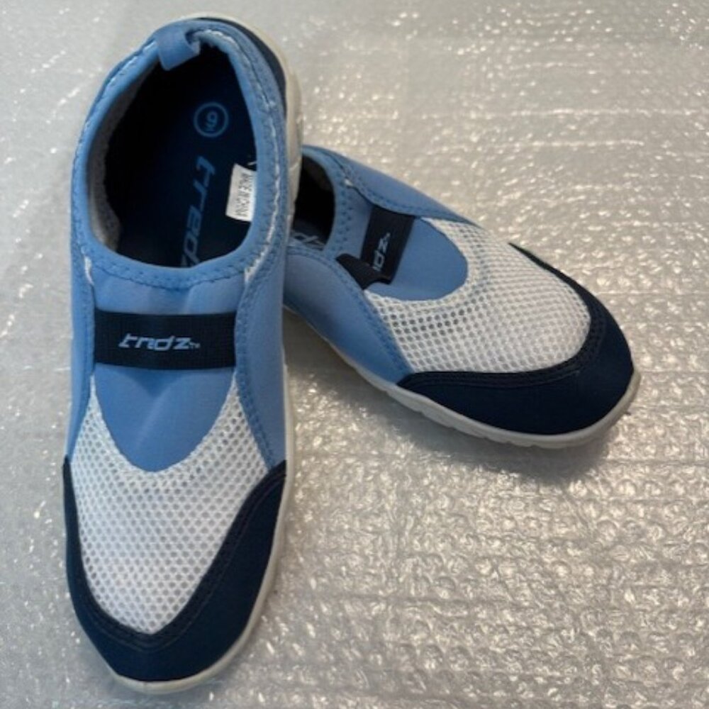 WATER SHOES, WOMEN’S SIZE 9  “tredz”  BRAND